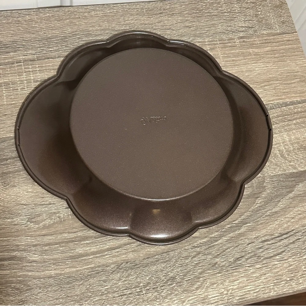 Wilton Vintage‎ Scalloped Round Baking Dish Casserole Coated Nonstick Bakeware